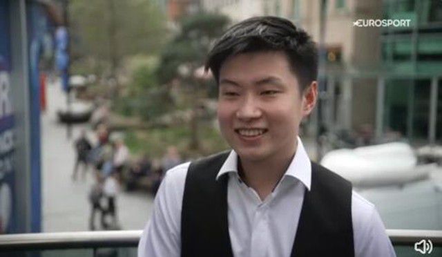 海报选景教室和火车站，展现了主人公毕业之际的离别心绪：第一张是;告别校园